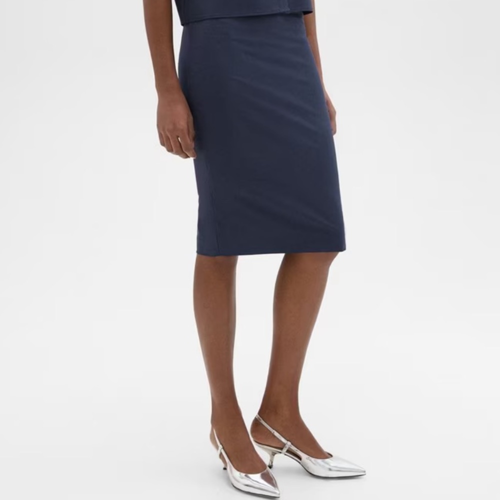 Slim Pencil Skirt in Good Wool in Nocturne Navy